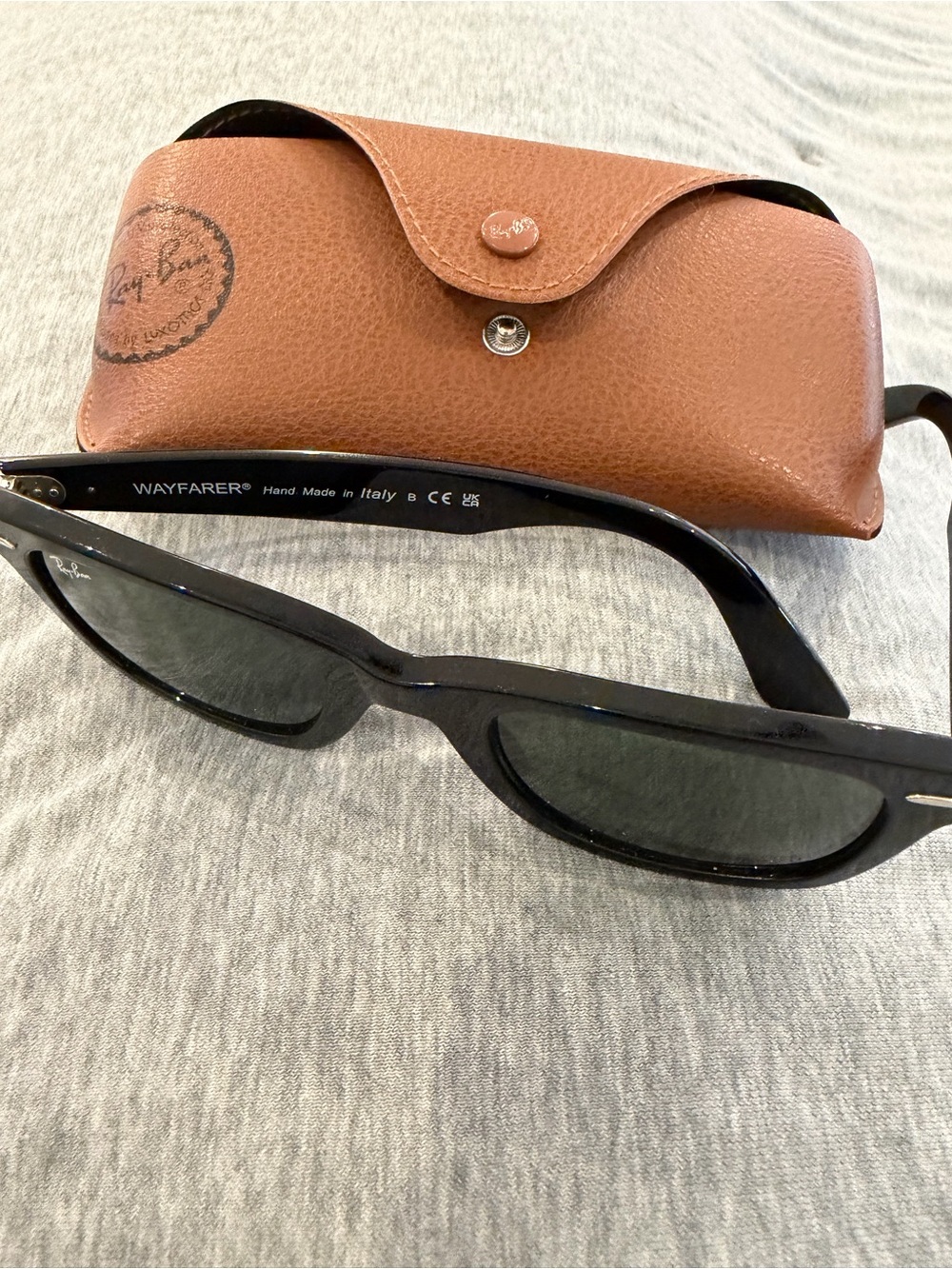 Authentic Ray-Ban black classic wayfarer with case *Black with green lens 
EUC